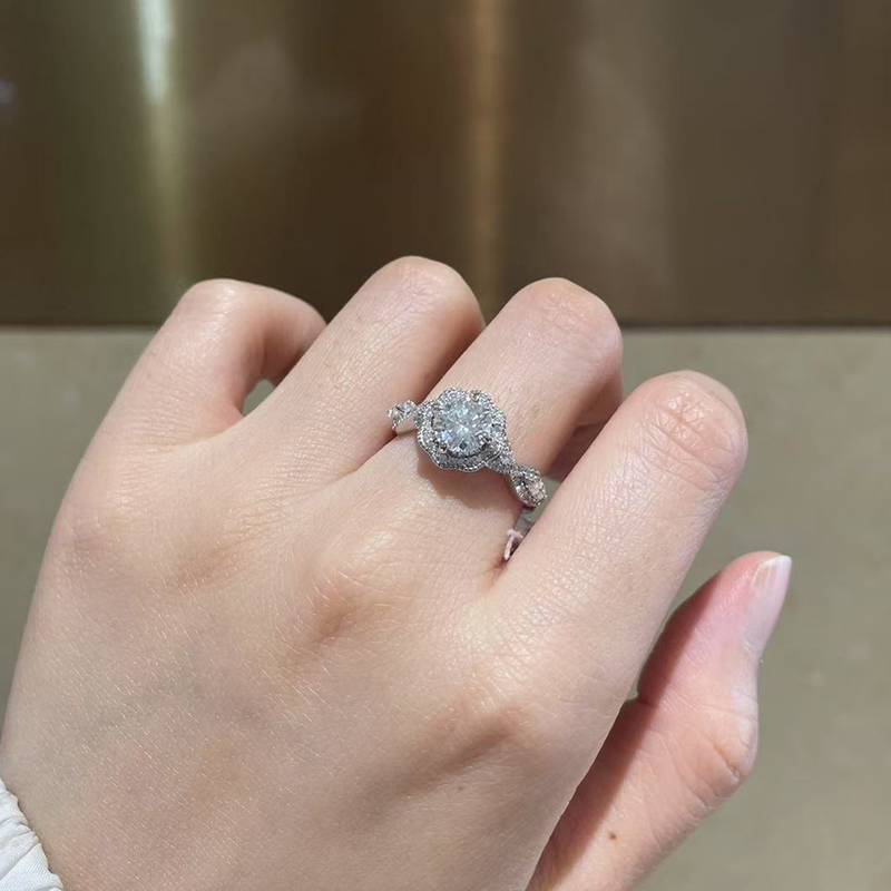 扭臂花瓣Women's RingS925银镀白金定制选款主石Moissanite1.0ct/副石高碳钻